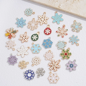 Weihnachts-Schneeflocken-Set aus Legierung mit blau-weißer Emaille und Vergoldung für DIY