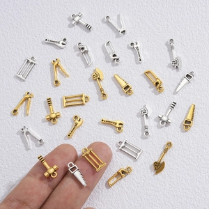 Miniatur-Werkzeuganhänger aus Zinklegierung für Schmuckherstellung mit Hämmern