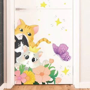 Stickers muraux chatons avec fleurs et étoiles pour déco chambre enfant sur porte blanche