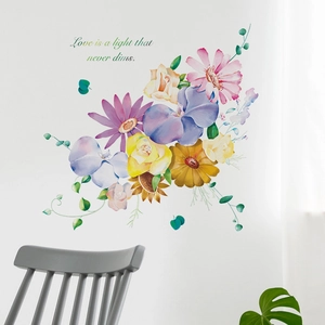 Stickers muraux fleurs aquarelle avec citation inspirante sur un mur blanc de maison