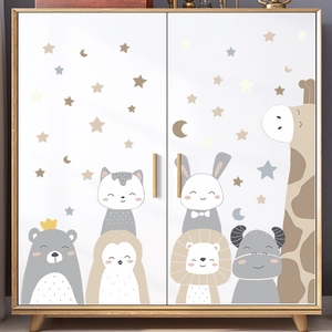 Stickers muraux animaux mignons sur la surface d'une armoire blanche pour chambre d'enfant
