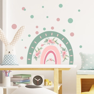 Stickers muraux arc-en-ciel et fleurs pour déco chambre d'enfant sur un mur blanc