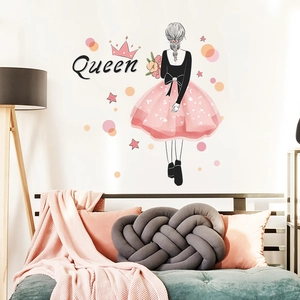 Adesivo murale artistico con ragazza, fiori e corona Queen per decorare la camera
