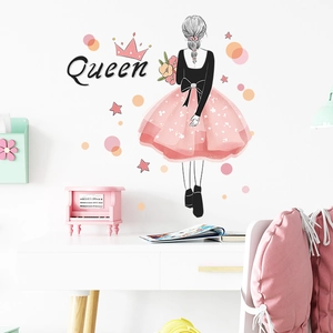 Dettaglio adesivo da parete con ragazza e scritta Queen per decorazione camera