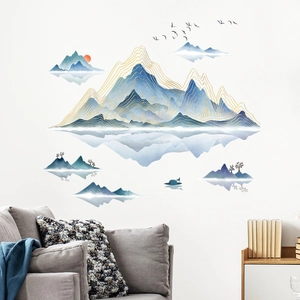 Detail eines chinesischen Wandtattoos mit Goldrücken über einem modernen Sofa