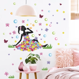 Wandtattoo Cartoon-Mädchen mit Seifenblasen und Schmetterlingen für Kinderzimmer