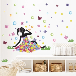 Wandtattoo Mädchen im Blumenkleid mit Seifenblasen für Kinderzimmer Dekoration