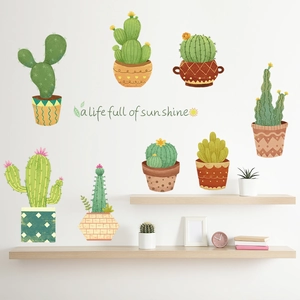 Détail de stickers muraux cactus avec citation de soleil sur un mur blanc pur