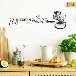 Dettaglio dell'adesivo murale 'The KITCHEN is the Heart of the Home' con grafica tazza caffè