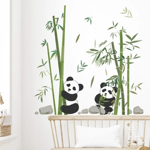 Adesivi murali con panda e bambù per la decorazione della camera dei bambini su muro bianco
