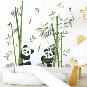 Vista dettagliata degli adesivi murali panda e bambù in una camera per bambini in stile nordico
