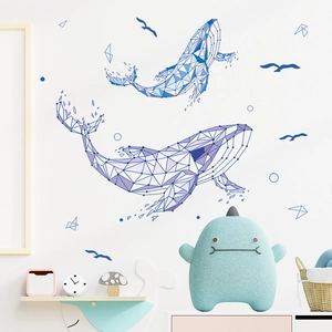 Vue détaillée de stickers muraux baleines géométriques bleues dans une chambre d'enfant