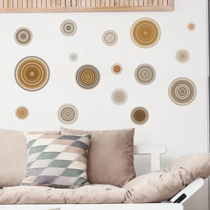 Détail de stickers muraux circulaires aux motifs mandala tons terre pour décor de salon