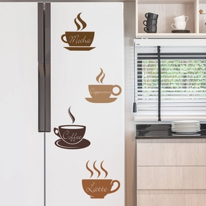 Vista dettagliata di adesivi murali a tema caffè applicati su un frigorifero moderno