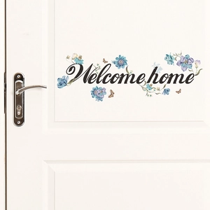 Adesivo da parete Welcome home con fiori blu e farfalle su una porta in legno bianco
