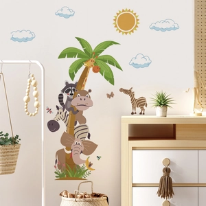 Détail de stickers muraux animaux de la forêt et cocotier dans une chambre d'enfant