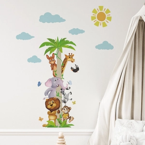 Détail de stickers muraux animaux de la forêt et cocotier dans une chambre d'enfant douillette