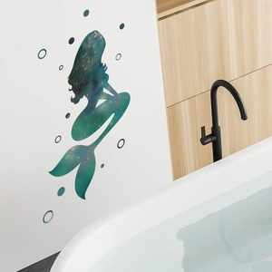 Dettaglio dell'adesivo murale sirena con texture nebulosa stellata in un bagno moderno
