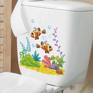 Detail von Clownfisch- und Korallenaufklebern auf einem weißen Keramik-Spülkasten