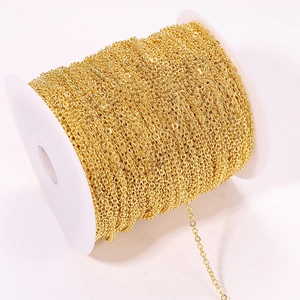 Macro-opname van gouden 304 roestvrijstalen kruisketting op een witte plastic spoel