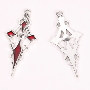 Detailansicht der gotischen Herz-Kreuz-Anhänger mit roter Emaille-Füllung aus Legierung