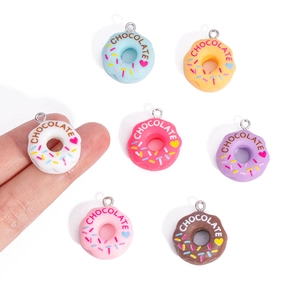 Colgantes de resina de donuts coloridos con texto chocolate para creación de joyas DIY