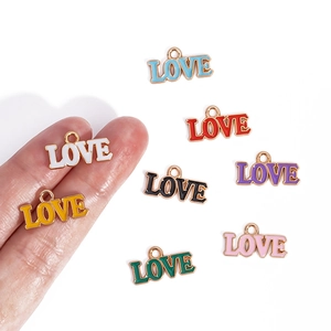 Set di otto ciondoli colorati LOVE in smalto per la creazione di gioielli fai da te