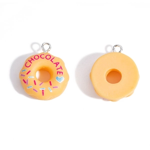 Detalle del anverso y reverso del colgante de rosquilla de resina naranja crema con texto