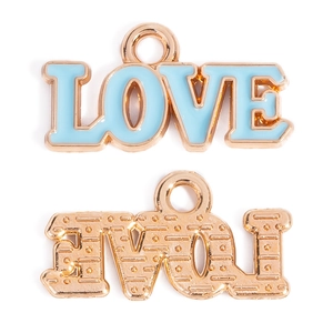 Dettaglio del ciondolo LOVE smaltato blu con retro placcato oro e trama a griglia