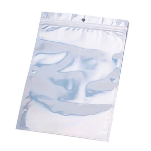 Detalle de bolsa láser holográfica con cierre de cremallera y orificio para colgarla
