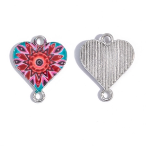 Dettaglio di connettore a cuore con motivo mandala colorato su fronte e retro