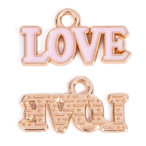 Dettaglio di ciondoli LOVE in smalto rosa e charms placcati in oro per creazione gioielli DIY