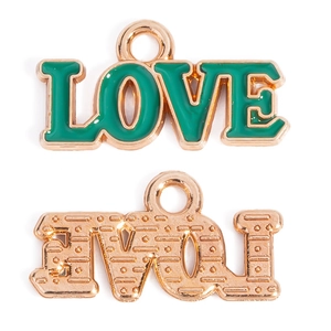 Dettaglio fronte e retro di ciondoli LOVE in smalto verde e finitura in oro rosa