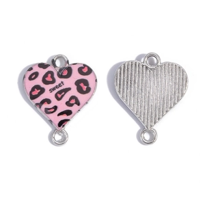 Dettaglio di ciondoli a cuore con stampa leopardata rosa e scritta sweet per gioielli DIY