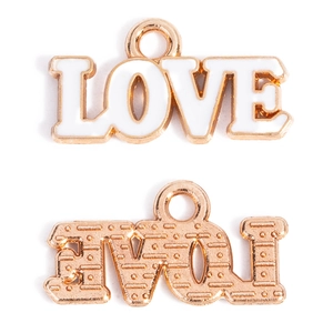 Dettaglio ciondoli LOVE con smalto bianco e finitura metallica in oro rosa per DIY
