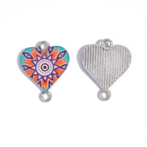 Vista dettagliata del connettore fai-da-te a forma di cuore con motivo mandala e retro in metallo