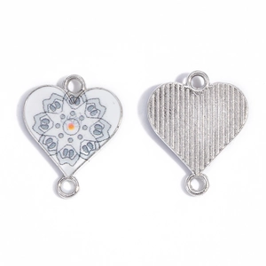Dettaglio del ciondolo a forma di cuore in smalto blu mandala con retro rigato