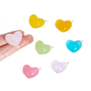 Pendentifs en acrylique en forme de cœur coloré avec anneaux de saut en métal argenté