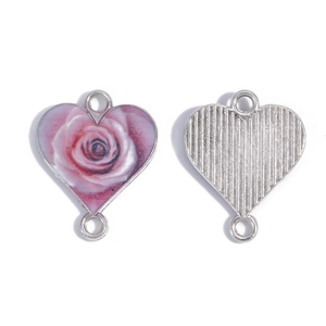 Dettaglio del fronte con motivo a rose e retro in metallo strutturato del ciondolo a cuore