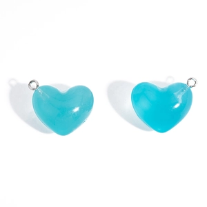 Détail de pendentifs cœur en acrylique bleu brillant avec anneaux en métal pour bijoux
