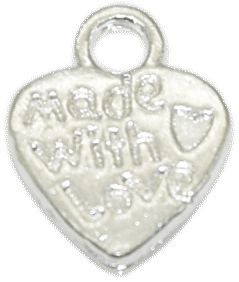 Gros plan d'un pendentif cœur argenté avec gravure 'made With Love' pour bijoux