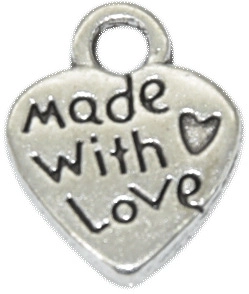 Vue détaillée d'un pendentif en forme de cœur en alliage avec gravure made with love