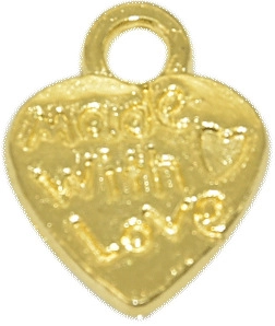 Détail macro d'un pendentif coeur doré avec gravure Made With Love pour bijoux DIY