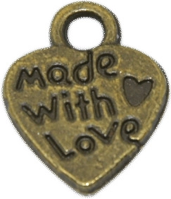Vue macro d'un pendentif cœur en bronze gravé made with love pour création bijoux