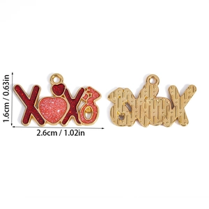 Rosafarbener Herz XOXO Anhänger mit Maßen 1,6cm x 2,6cm und goldener Metallrückseite