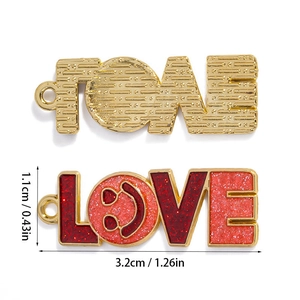 Vorder- und Rückansicht der LOVE Herzanhänger mit rosa Emaille und Gold-Finish