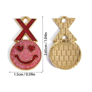 Vorder- und Rückseite des rosafarbenen Glitzer-Smiley-Herzanhängers mit Maßangaben