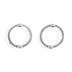 Vue macro de perles d'espacement en alliage argenté avec texture corde pour bijoux DIY