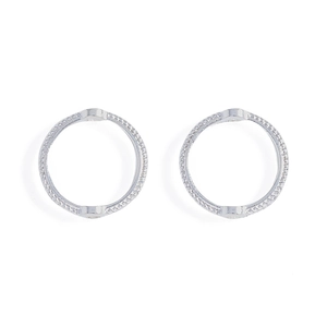 Détail macro de perles d'espacement argentées festonnées pour bijoux DIY et bracelets