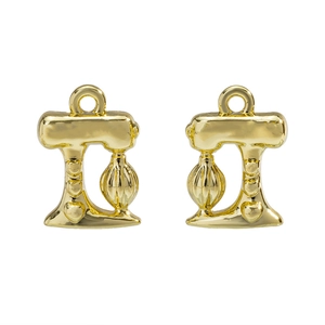 Detail der goldenen Küchenmaschinen-Anhänger mit Herzprägung für DIY-Schmuck